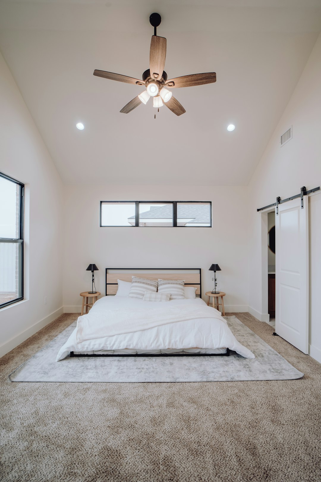 a-bedroom-with-a-bed-and-a-ceiling-fan-cnianrb5fg4